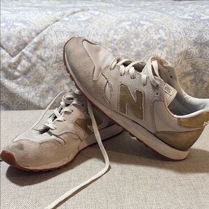 New Balance 520 Tennis Shoes Size 7.5 - Cream & Gold